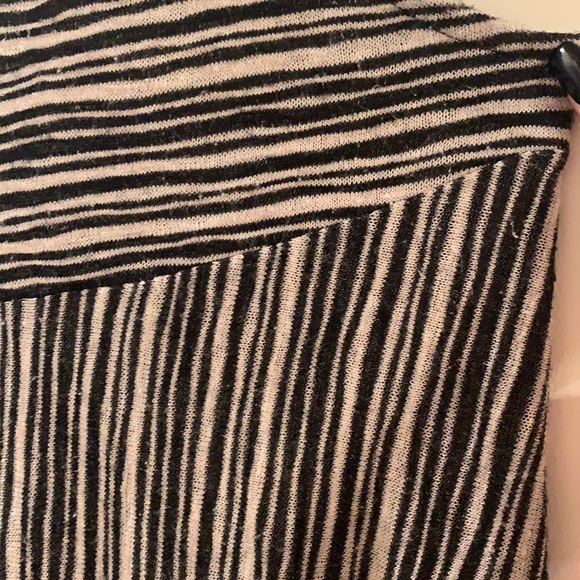 W5 Striped Sleeveless blouse - Picture 4 of 8